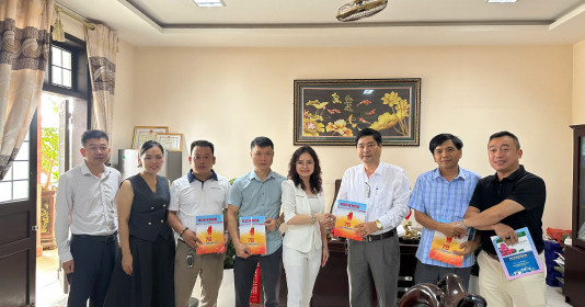 Tạp chí Sức Khỏe Cộng Đồng thăm và tặng quà tại phường Quảng Trị nhân dịp hướng tới Ngày Thương binh - Liệt sĩ 27/7
