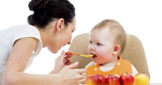 Mách mẹ bí quyết tâp cho bé 6 tháng tuổi ăn hoa quả đúng cách nhất
