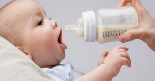 Trẻ sơ sinh uống sữa như thế nào đủ ba mẹ đã biết chưa?