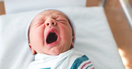 Trẻ sơ sinh hắt hơi nhiều có phải dấu hiệu bất thường hay không?