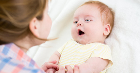 Bố mẹ nên tránh ngay 3 kiểu đùa này kiểu vô tình sẽ khiến não bộ của con bị tổn thương