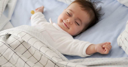 Dạy con ăn ngủ đúng giờ ngay từ lúc mới sinh cho mẹ nhàn tênh