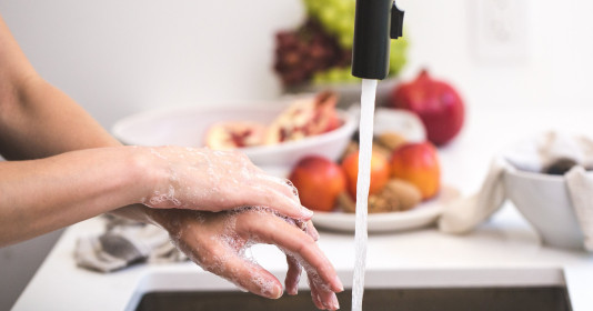 Giúp mẹ thoát khỏi nỗi ám ảnh hóa đơn nước cuối tháng với 6 mẹo siêu đơn giản mà lại tiết kiệm hiệu quả