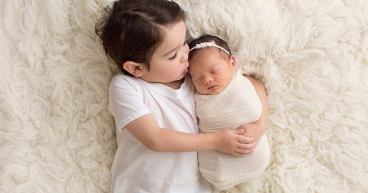 Đừng phó thác việc trông em cho con lớn nữa mẹ ơi, đọc 5 lý sau mẹ chắc chắn sẽ phải giật mình