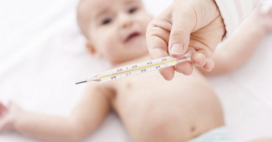 Trẻ sốt cao không hạ, bác sĩ khuyên mẹ cách xử lý hiệu quả nhất
