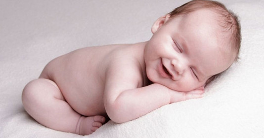 Giải mã nụ cười của bé khi ngủ mơ mà dân gian gọi là "bà mụ dạy"