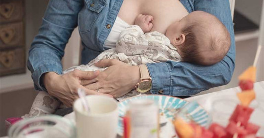 Trẻ sơ sinh bị táo bón và những thực phẩm mẹ nên ăn để con dễ tiêu hoá