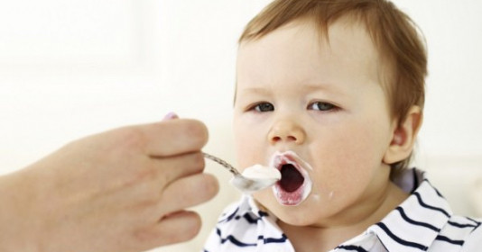 Trẻ mấy tháng ăn được váng sữa và sữa chua? 