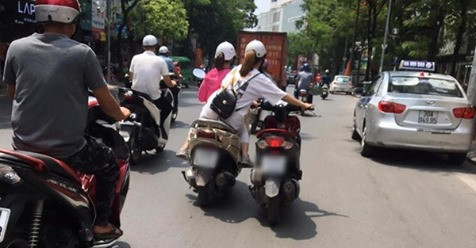 Pha dắt xe máy theo phong cách xe đạp của 2 nữ Ninja trên phố Hà Nội khiến nhiều người thót tim