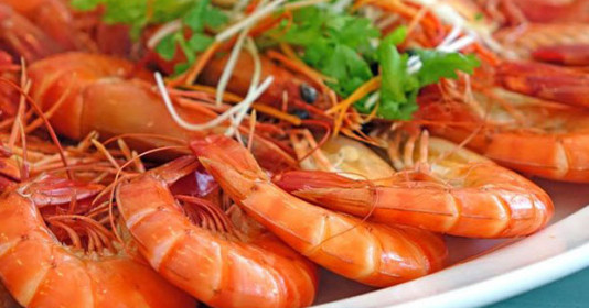 Mẹ sau sinh mổ có ăn được tôm không?