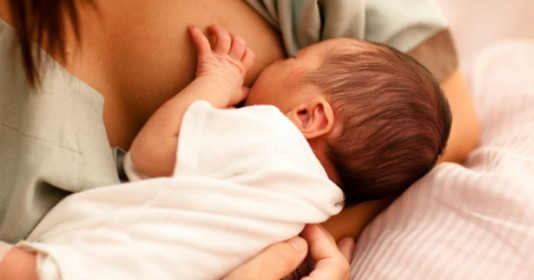 Tiết lộ cách cho con bú đúng tư thế, đúng cách để không bị sặc