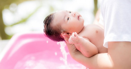 Trẻ bị rôm sảy nên tắm lá gì? Cách trị rôm sảy cho bé tại nhà