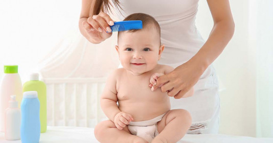 Mẹ tham khảo ngay những cách nuôi dưỡng mái tóc cho con sơ sinh nhé!