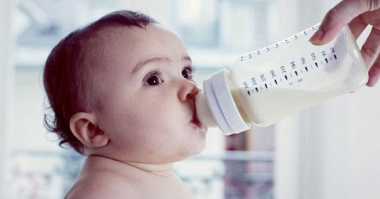 Những cách tập cho bé bú bình giúp cho mẹ nhàn tênh, an tâm đi làm