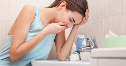 Mẹ bầu bị nghén nặng, nôn ra máu và những cách khắc phục