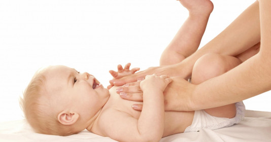 Tuyệt chiêu massage để ngừa táo bón cho con yêu