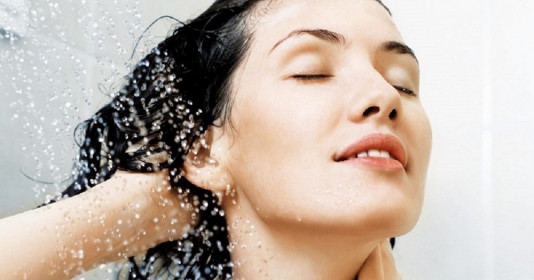 Nếu sau sinh gội đầu bị đau đầu mẹ chớ lo, hãy vận dụng ngay 5 mẹo sau!
