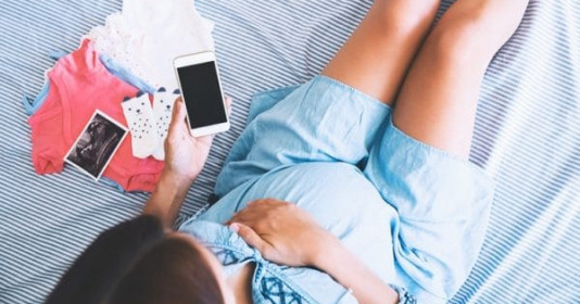 Xem điện thoại nhiều khi mang bầu, nếu biết những điều này nhất định mẹ sẽ hối hận
