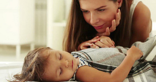 Đánh thức con dậy sớm - sai lầm kinh điển khiến con trẻ mãi thấp còi