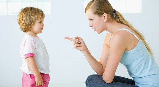 Cứ trách con bướng bỉnh nhưng thật ra chính bố mẹ mới đang nuôi dạy sai cách, lỗi sai đầu tiên hầu hết bố mẹ mắc phải