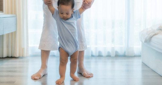 Mẹo hay giúp bé nhanh biết đi, cha mẹ đừng bỏ lỡ thời điểm vàng sau đây!