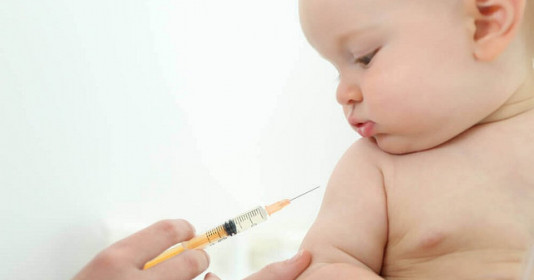 Trẻ tiêm phòng bị sốt phải làm sao? Những cách cách giúp bé hạ sốt khi tiêm phòng