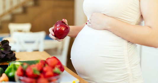 Thấy dấu hiệu sau chứng tỏ em bé đang đói, mẹ nhớ ăn ngay kẻo thai nhi hụt dinh dưỡng