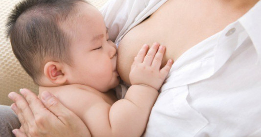 Trẻ sơ sinh ăn đêm có tốt không? Một số lời khuyên dành cho mẹ 