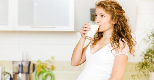 Mẹ bầu uống sữa với những thực phẩm này, cứ yên tâm con yêu thông minh vượt trội