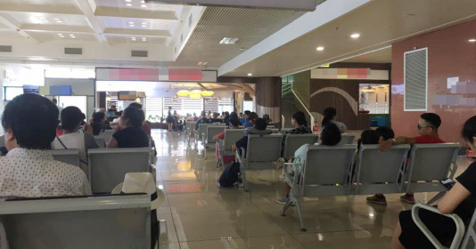 Cô gái không nhường ghế trống cho người lớn còn to tiếng quát tháo