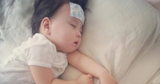 Hạ sốt cho trẻ sơ sinh mẹ vẫn hay làm những cách sau nhưng bác sĩ lắc đầu, khuyên mẹ nên tránh