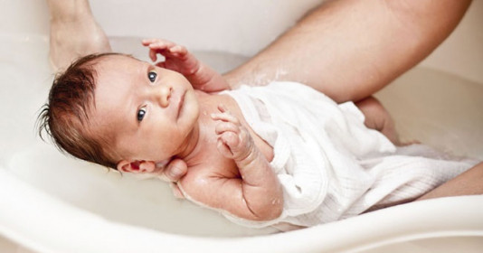 Tắm cho bé sơ sinh vào mùa Hè mẹ nhớ chú ý 3 chỗ này thì bé mới khỏe mạnh được