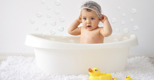 Điểm mặt những sai lầm bố mẹ cần tránh khi tắm cho con vào mùa Hè