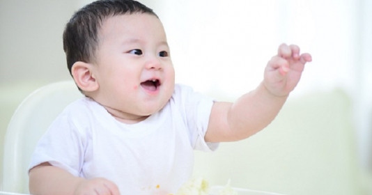 Tiết lộ cách dạy ăn dặm đúng cách mẹ cần biết