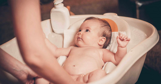Nếu thấy tắm cho con là việc quá khó khăn là do mẹ chưa biết những mẹo sau đây thôi