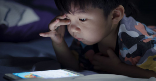 Trẻ em bao nhiêu tuổi được dùng điện thoại di động, máy tính bảng?