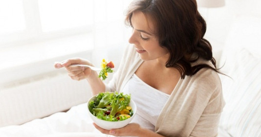 Biết ăn đúng cách, mẹ sau sinh vừa nhanh về sữa lại nhanh về dáng