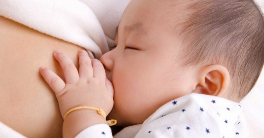 Chỉ cần làm theo hướng dẫn khoa học sau sữa mẹ sẽ về tràn trề mà không phải ăn móng giò nữa