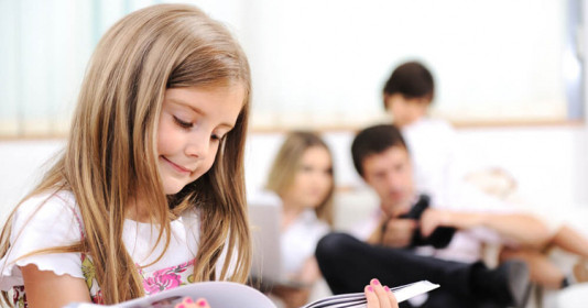 Câu chuyện hài hước khi ba mẹ dạy con: muốn con thực hiện nhưng lại không làm gương