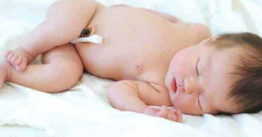 Mách mẹ cách vệ sinh rốn cho trẻ sơ sinh không bị đau, nhanh rụng