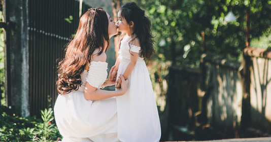 Nuôi dạy con gái rất khác biệt với con trai, bố mẹ cần chú ý những điều quan trọng sau