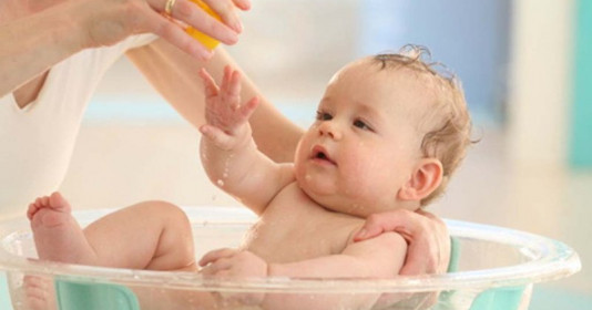 Những lưu ý khi tắm cho trẻ sơ sinh chưa chắc mẹ đã nắm rõ