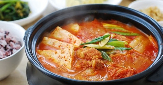 4 cách nấu canh kim chi chua chua cay cay ngon chuẩn vị Hàn Quốc