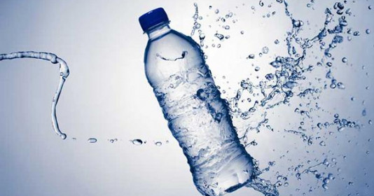 Bà bầu uống nước đá nguy hiểm cho thai nhi mà nhiều người vẫn tham uống nhiều