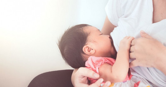 Mẹ cho con bú tư thế này chẳng những an toàn cho bé mà sữa lại về “dạt dào”