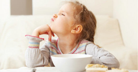 Con cái lười ăn cũng chỉ tại cha mẹ mắc những sai lầm này khi ép con ăn, nhà bạn mắc lỗi sai số mấy?