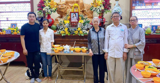 Bố mẹ Phùng Ngọc Huy thay mặt con trai làm lễ cúng 100 ngày cho Mai Phương, xuất hiện bên bảo mẫu bé Lavie