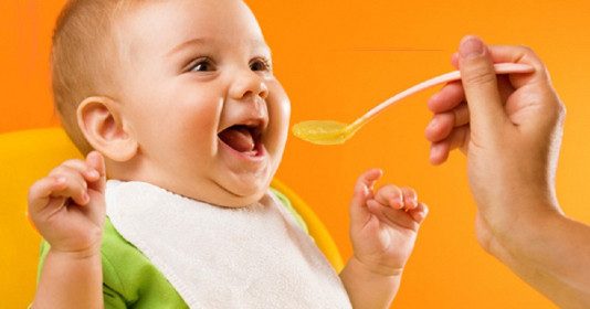 Những lưu ý khi bắt đầu cho bé ăn dặm 