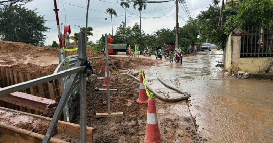 Hà Nội: Thi công kênh dẫn nước khiến đường bị sụt lún