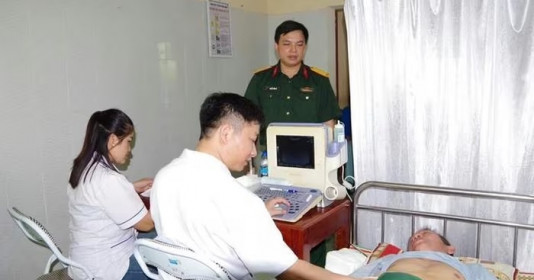 Khám bệnh, cấp phát thuốc miễn phí cho 250 người dân xã vùng biên xứ Nghệ
